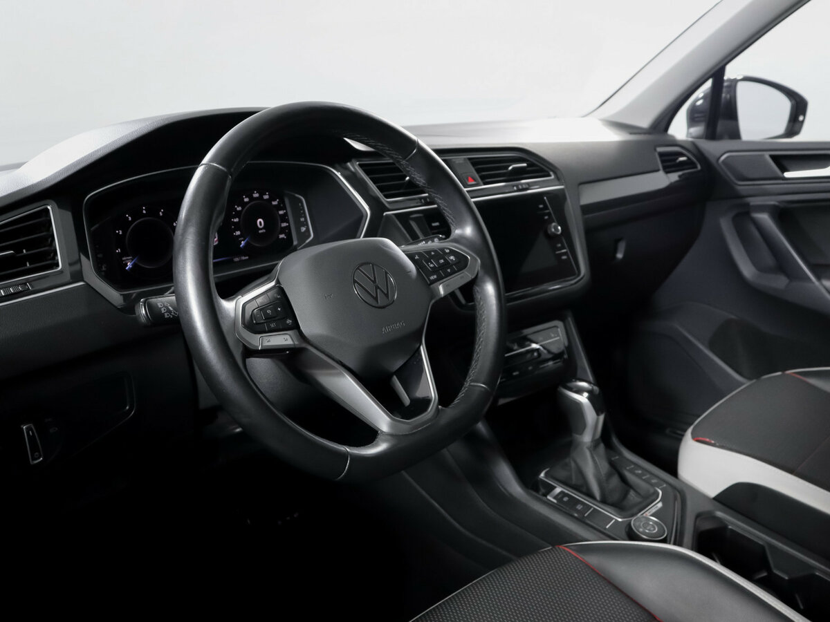 Volkswagen Tiguan II Рестайлинг, 2021 Фото №14